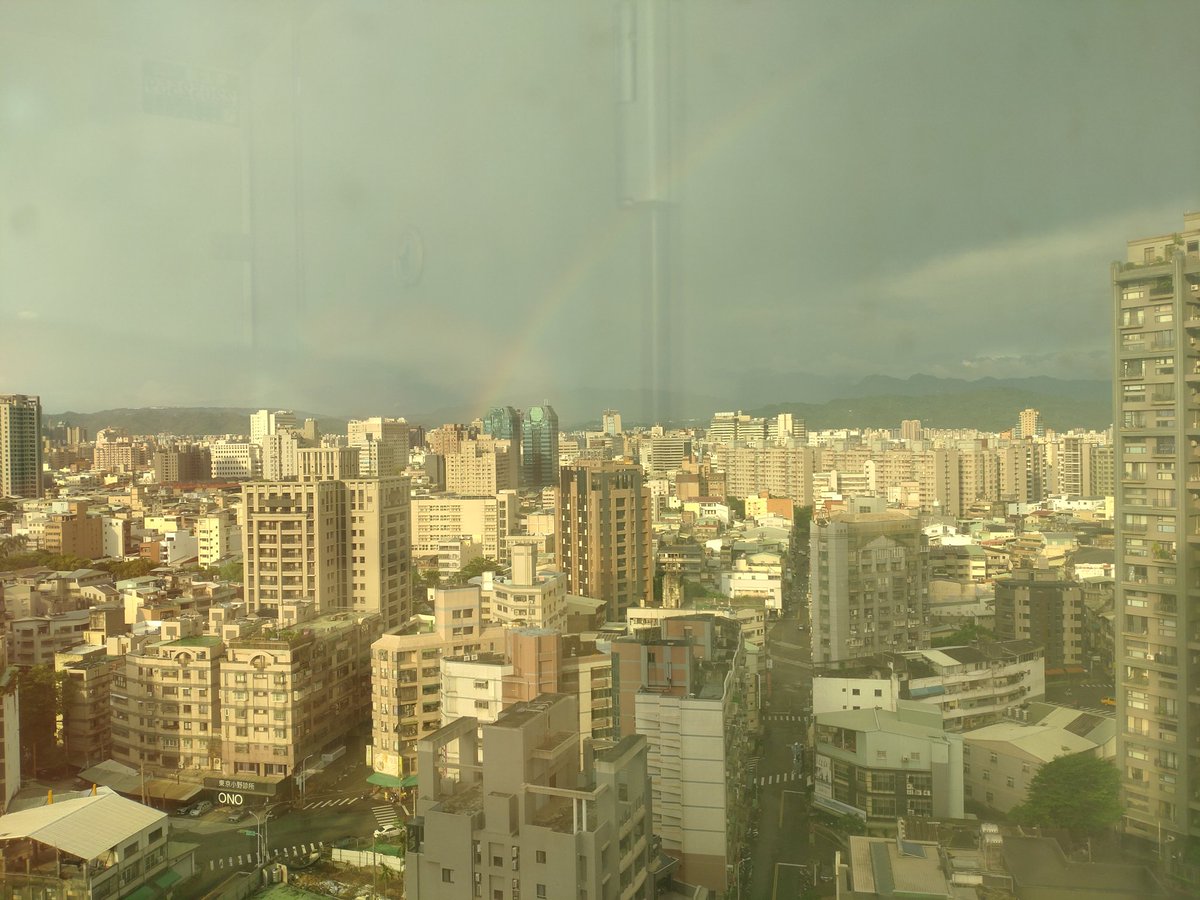 yuminomine's tweet photo. 虹だ、でもこっちは雨が降ってないのに🤔 https://t.co/mVaU3tAfJe