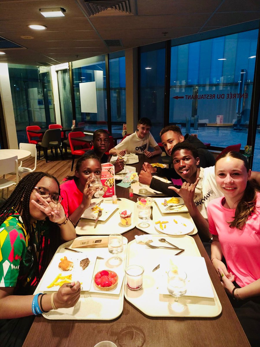 Record du collège lors des championnats de France d’athlétisme estival à Belfort. Nous terminons 13ème sur 90 équipes en étant devant la plupart des sections sportives. Un grand bravo à nos 6 athlètes ainsi qu’à notre jeune officiel pour ce très beau championnat.