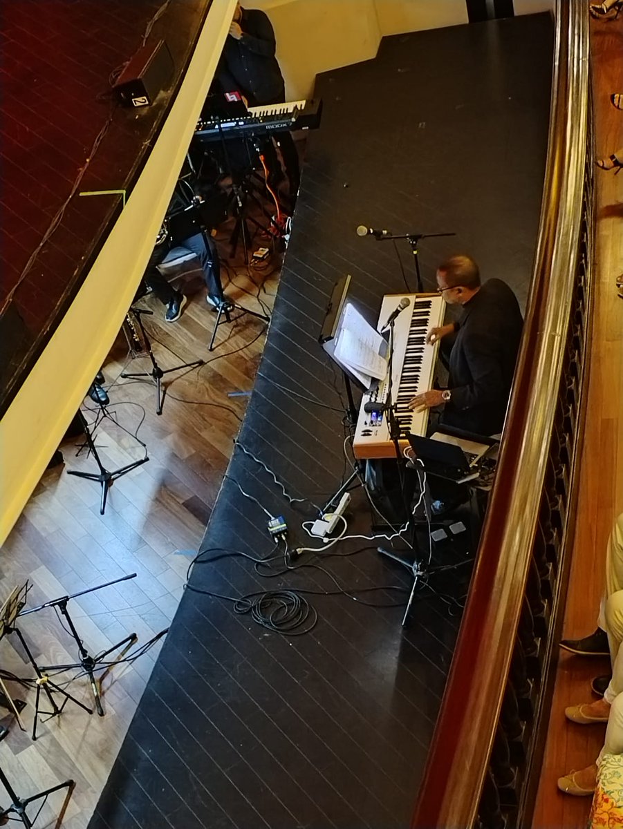 <a href="/rafazevallos/">Rafa Zevallos 🇵🇦</a> <a href="/dinonugent/">Dino Nugent</a> <a href="/janelledavidson/">Janelle Davidson</a> <a href="/aaronzebede/">Aaron Zebede</a> <a href="/Leontebordanea/">Leonte Bordanea</a> <a href="/delafuentecris/">Cristina dela Fuente</a> <a href="/TeatroNalPanama/">TeatroNacionalPanamá</a> Yo, que me hice en el 1er palco, solo puedo dar fe de que su Director Musical, no solo dio las claves, mantuvo el tiempo y el ritmo de cada pieza que conforma la obra teatral, sino y además, él bailó, cantó y ejecutó la misión en conjunto, de esta espectacular puesta en escena 👏🏼