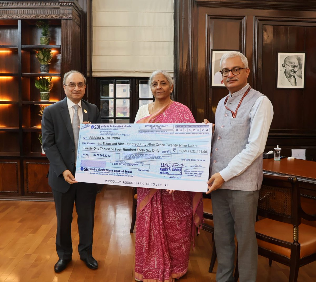 nsitharamanoffc's tweet photo. Smt @nsitharaman receives a dividend cheque of Rs 6959.29 crore for FY 2023-24 from @TheOfficialSBI Chairman Shri Dinesh Kumar Khara. https://t.co/sxuXi8xc2Z