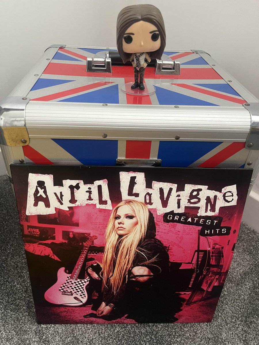 PhilLaws2's tweet photo. @AvrilLavigne 😁🎸☠️❤️ https://t.co/5wPe3SR4ho
