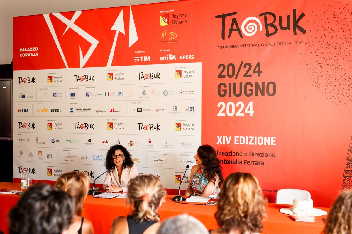 Taobuk Festival (@taobukfestival) on Twitter photo In dialogo con <a href="/BrancatoValeria/">valeria brancato</a>, <a href="/MadameSwann/">Roberta Scorranese</a> lancia un messaggio potente: «Esistono corpi felici per come sono. Bisogna imparare a guardare un corpo senza il filtro dei nostri giudizi limitati, ammirarlo con rispetto, e leggere la storia che ognuno di noi porta con sé». In dialogo con <a href="/BrancatoValeria/">valeria brancato</a>, <a href="/MadameSwann/">Roberta Scorranese</a> lancia un messaggio potente: «Esistono corpi felici per come sono. Bisogna imparare a guardare un corpo senza il filtro dei nostri giudizi limitati, ammirarlo con rispetto, e leggere la storia che ognuno di noi porta con sé».
