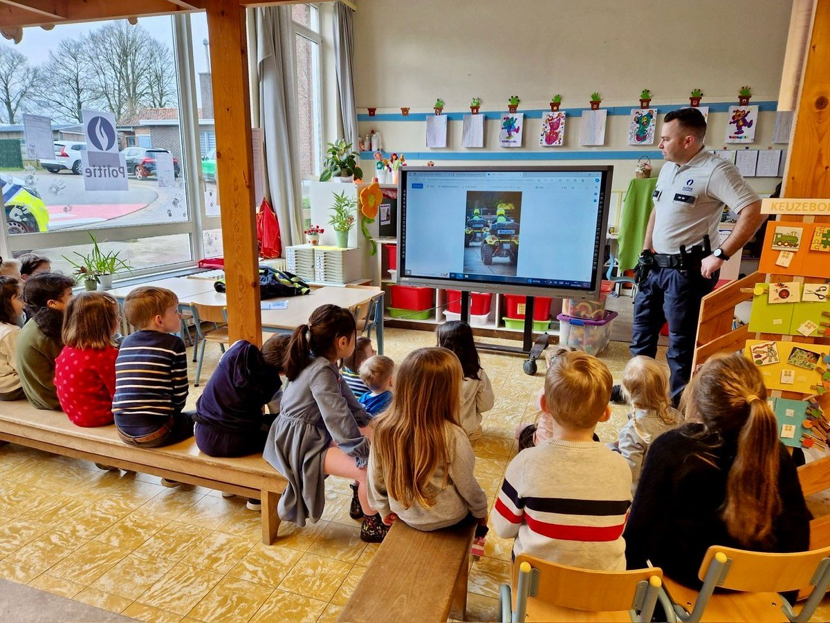 In het voorjaar deden we enkele scholenbezoeken waarbij we kinderen spelenderwijs leren over verkeersregels en ons werk. 🚦🚲

Dank aan De Reinpad, de Klimaatschool en de Parel voor de enthousiaste ontvangst! 💛

#PolitieCARMA #Verkeersveiligheid #JongGeleerdIsOudGedaan