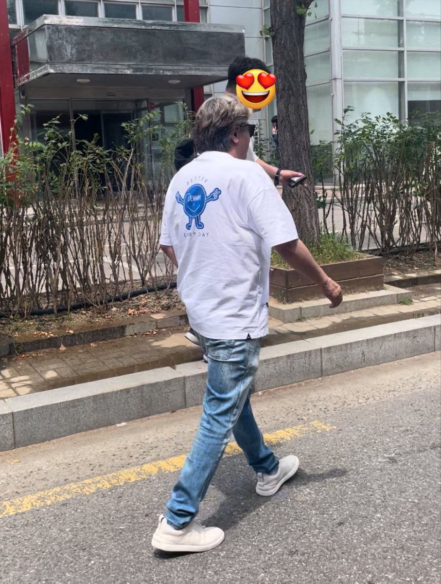 드디어 파묘 팝업 갔다 왔는데 최민식 배우님이 팝업에 들른 시간이랑 겹쳐서 럭키 🍀

오늘도 너무 귀여우셨어요

+장감독님도 같이 오셨던 걸로 아는데 못 뵘 ㅠㅠ