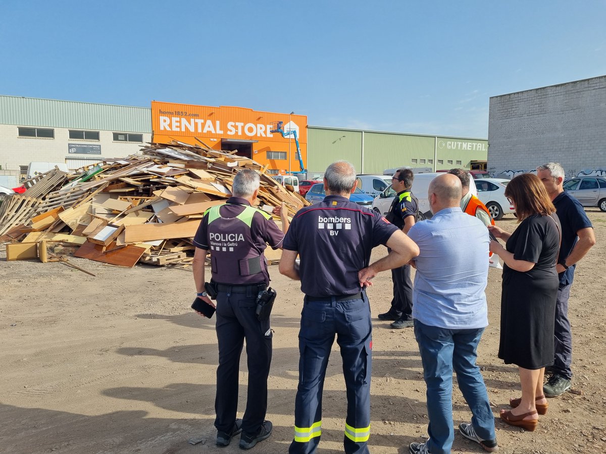 🔥 La <a href="/PLVNG/">Policia Local Vilanova i la Geltrú ◼ ◼ ◼ ◼</a>, <a href="/BombersVilanova/">Bombers Vilanova</a>, <a href="/emergenciescat/">Protecció civil</a> i personal tècnic municipal han revisat la seguretat de les fogueres autoritzades per cremar aquesta revetlla de Sant Joan a #VNG 

Viu la revetlla amb precaució‼️ 

ℹ️ Consells: interior.gencat.cat/ca/arees_dactu…

<a href="/juanluisruizvng/">Juan Luis Ruiz /❤️</a> <a href="/jruizm1961/">Julio Ruiz</a>