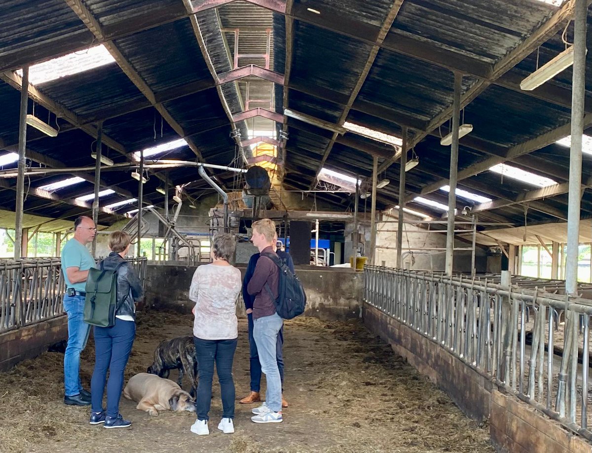 CUOverijssel's tweet image. Op bezoek bij een boer, aangesloten bij @De_VBBM. Hij hield ons voor: Omarm wat je hebt. Onze focus moet zijn: Kijk meer naar de boer die op een simpele manier wil boeren. Niet maximale opbrengst maar optimale opbrengst. Doe met wat je hebt. Werk vanuit het oogpunt van de natuur.
