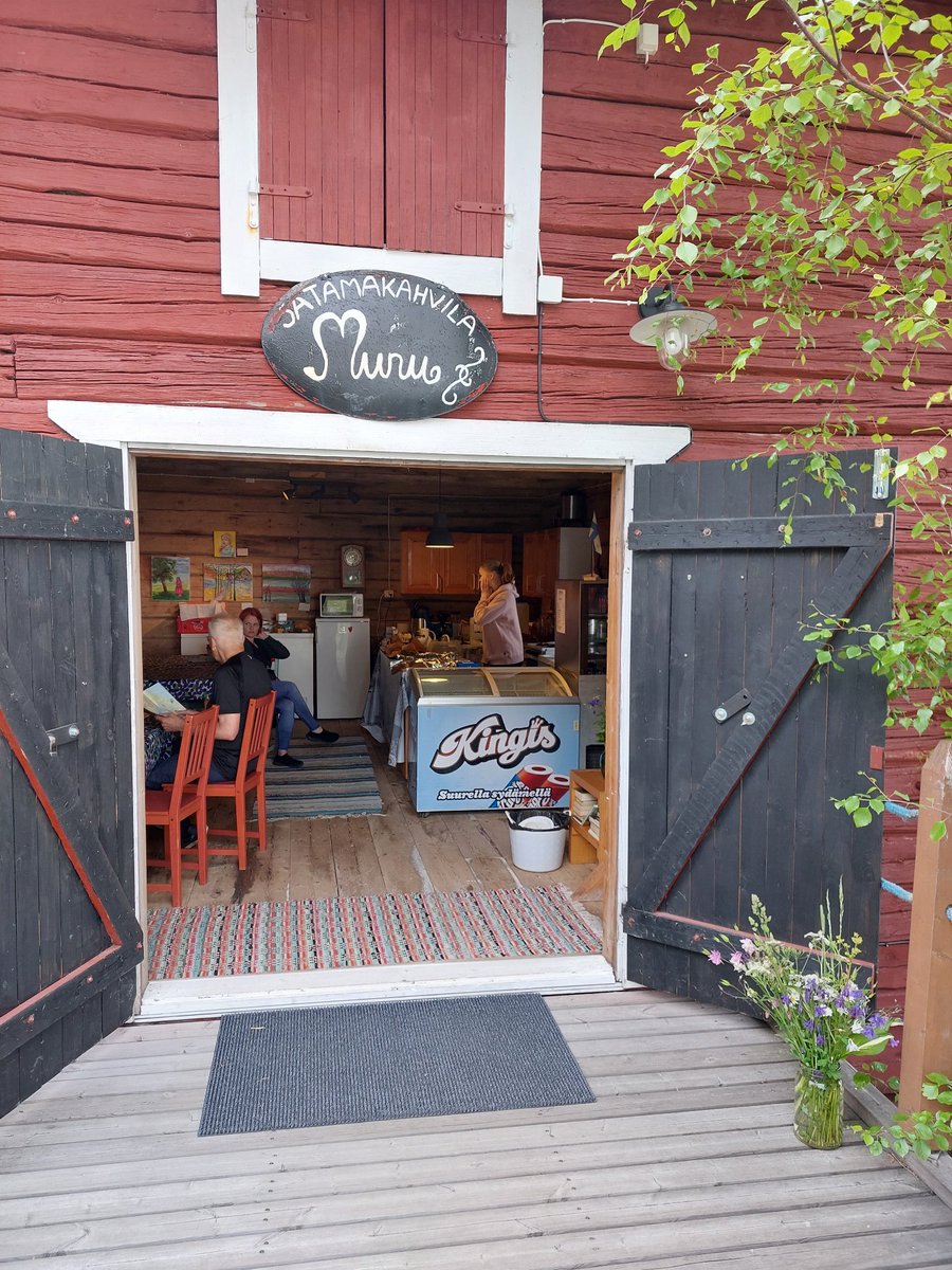 Juhannusta voi viettää vaikka talkoilemalla Muuruveden satamakahvila Murussa.