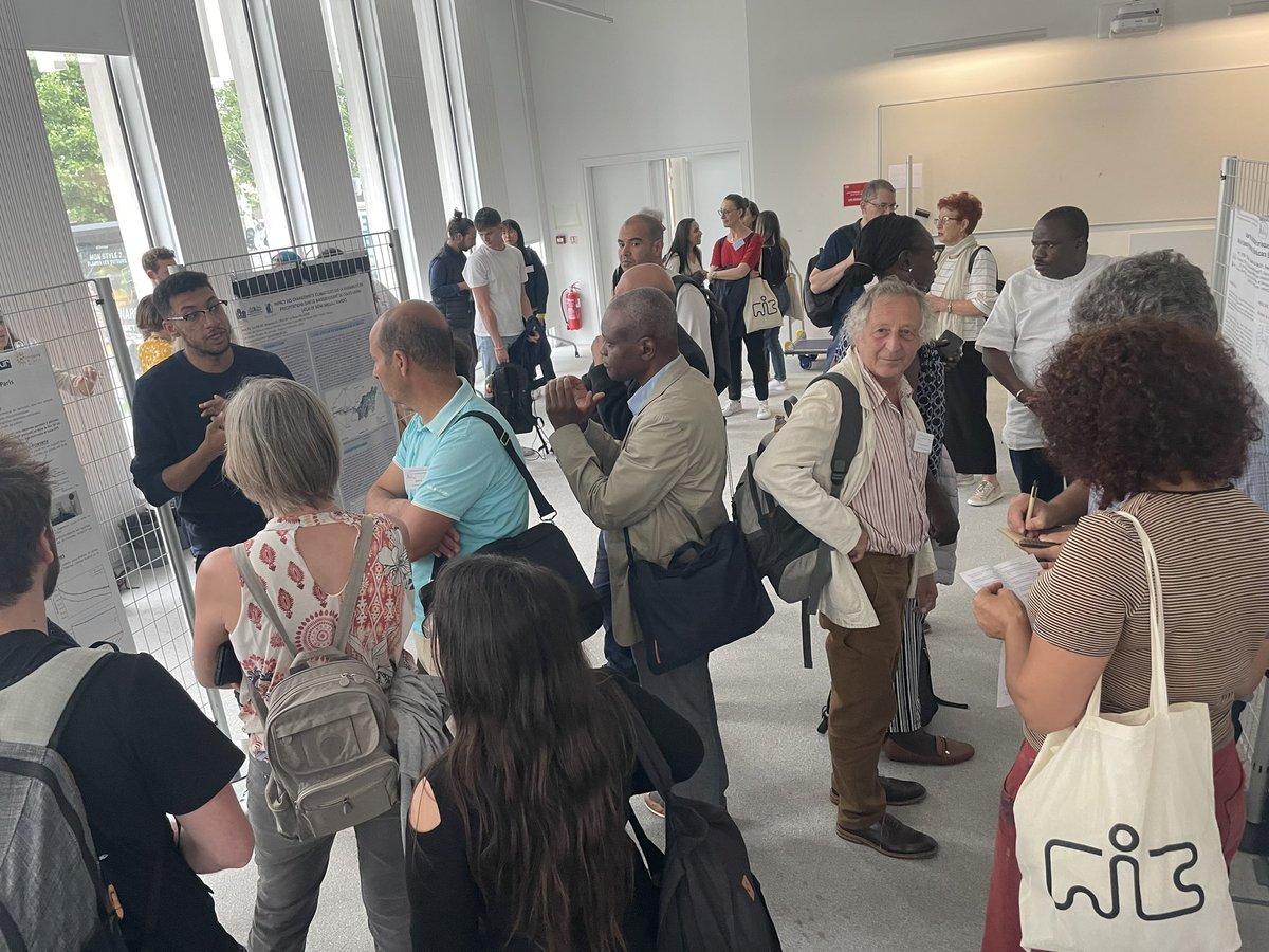AIC_Climat's tweet photo. 🤩 37eme colloque international de @AIC_Climat à Paris @CampusCondorcet 
Affluence des participants aux 2️⃣ sessions de posters 
 36 posters 👏🏻 https://t.co/QjCqXaYNys