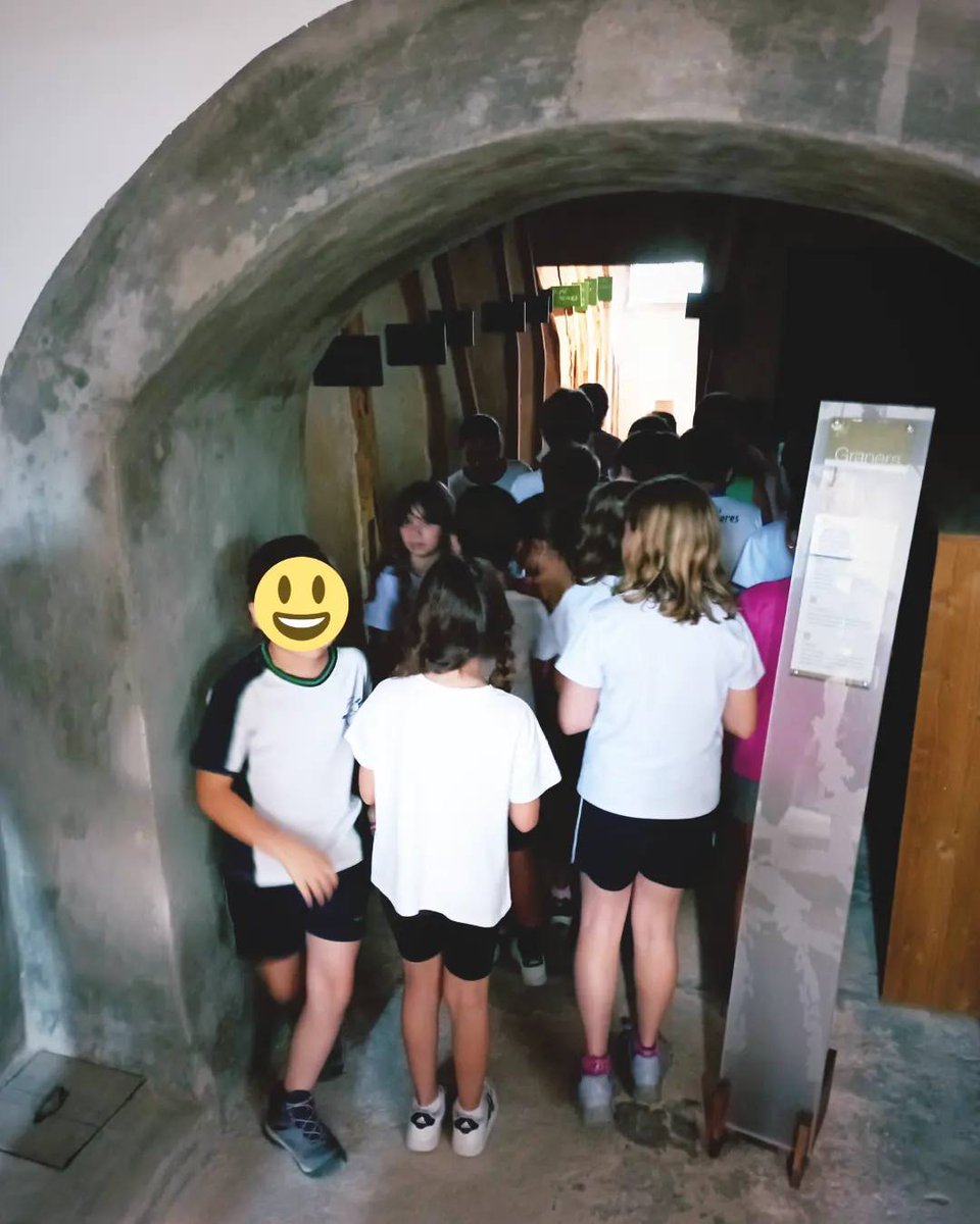 Ahir a Can Xoroi varem rebre la visita dels alumnes i professors de quart i cinquè de primària del col·legi “Sagrats Cors” de Sóller. Els hi vaig explicar la màgica història que envolta la tradició de les teules pintades i la producció de l'oli d'oliva a sa tafona de Can Xoroi.