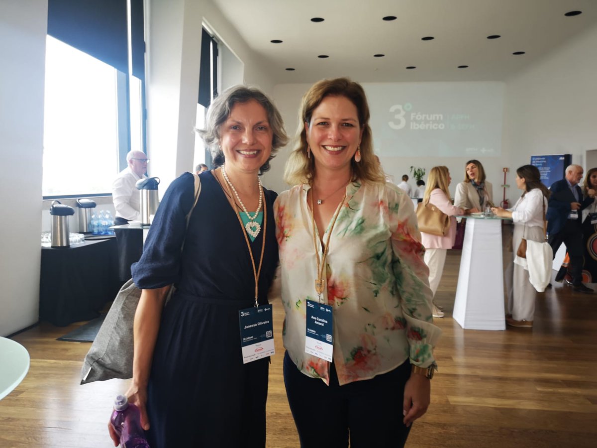 A <a href="/apfarmresidente/">Associação Portuguesa de Farmacêuticos Residentes</a>  esteve representada no III #forumiberico #APFH <a href="/sefh_/">S.E.F.H</a> em Lisboa. Na fotografia, Janessa Oliveira, #R2 #farmaciahospitalar na ULS São João (sócia #APFR); e Ana Carolina Amaral, #R1 #farmacia hospitalar na ULS Arrábida (membro da comissão instaladora #APFR)