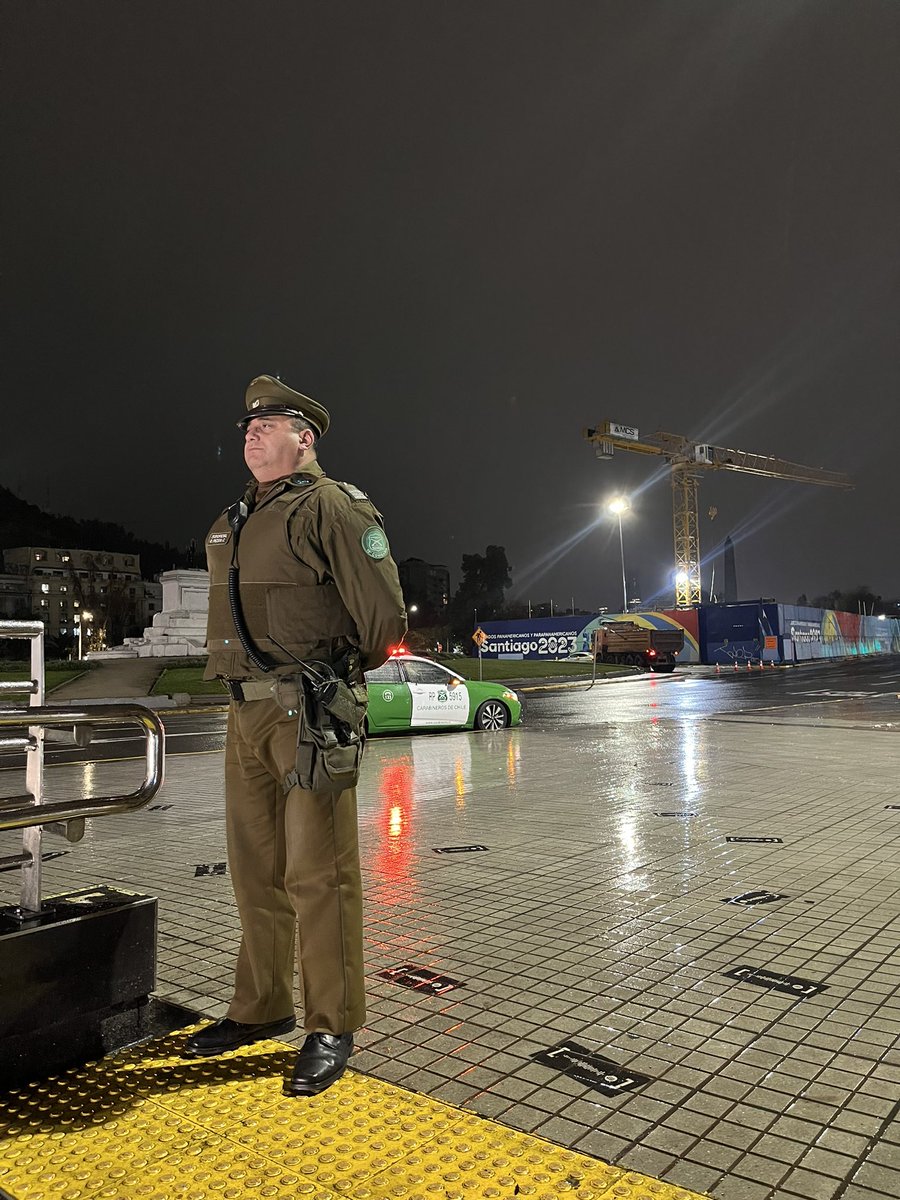 CarabPrOriente's tweet photo. #Providencia @Carabdechile de la 19ª Comisaría, comienzan este lluvioso día realizando prevención activa en el exterior de  @metrodesantiago Estación Baquedano L1 🚇 , esto con la finalidad de aumentar la seguridad de transeúntes y evitar delitos.
#LaPrevenciónEsNuestraEsencia https://t.co/DZWQLOy7YX