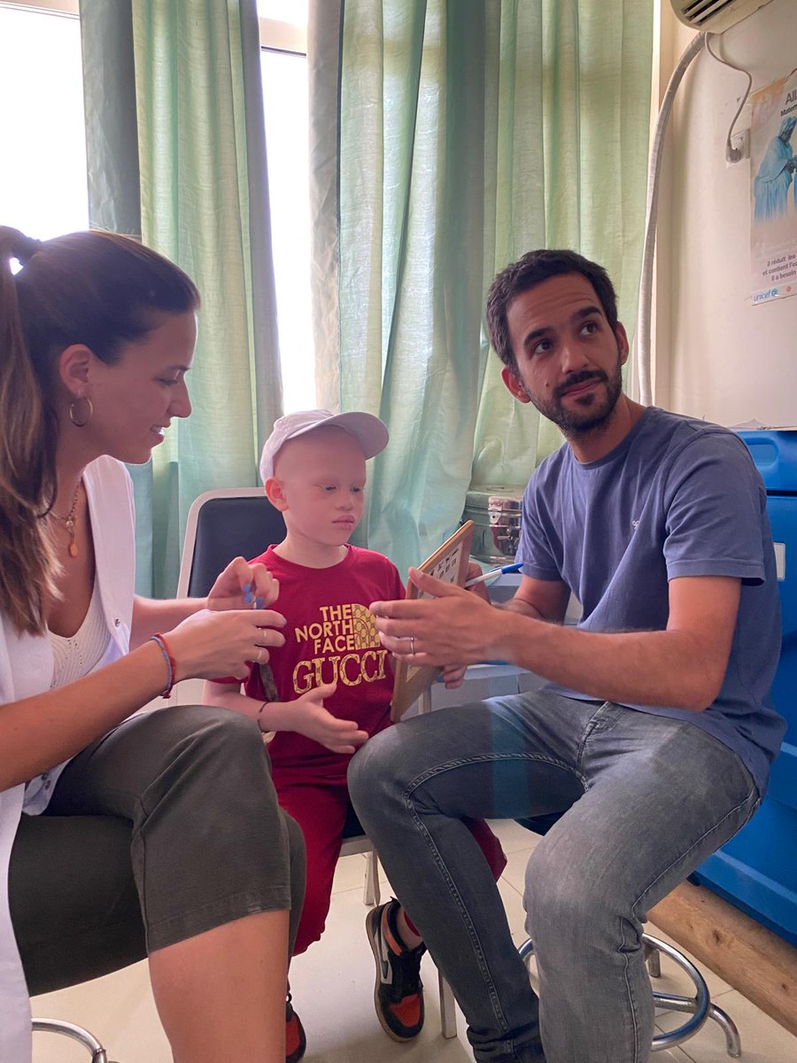 La población albina en Senegal padece serios problemas oculares por la falta de pigmentación en sus ojos: fotofobia, nistagmo y visión reducida. 
Nuestro equipo, aprovechando su estancia formativa en Thiès, ofreció  revisiones y cuidados oculares a dos asociaciones.