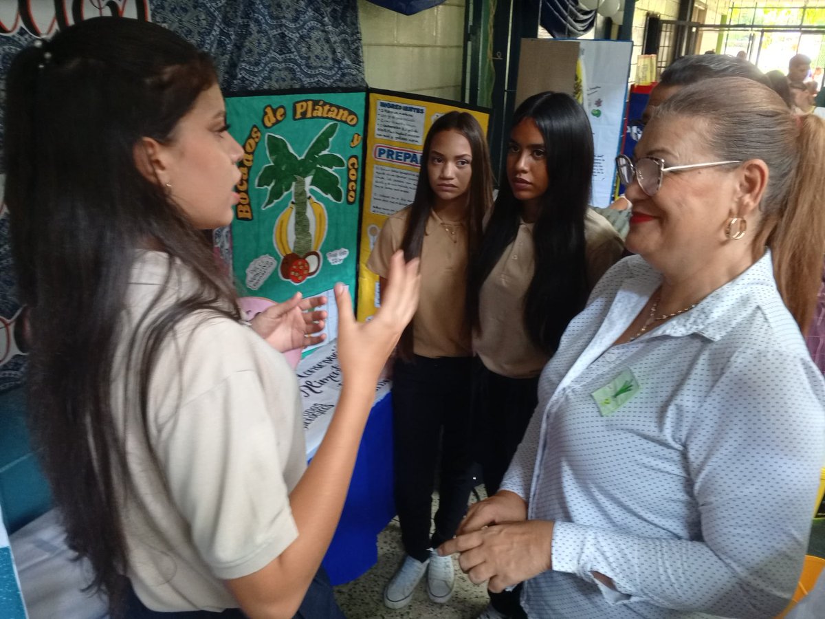 Nos vinimos al Mcpio Sucre a la Expoferia Productiva. 
de los niveles de inicial primaria media general técnica inces, Ribas y Robinson, extraordinario desarrollo del potencial estudiantil en la presentación de 120 proyectos. 

#DeLaManoConMaduro 
<a href="/NicolasMaduro/">Nicolás Maduro</a> 
<a href="/_LaAvanzadora/">Yelitze Santaella</a>