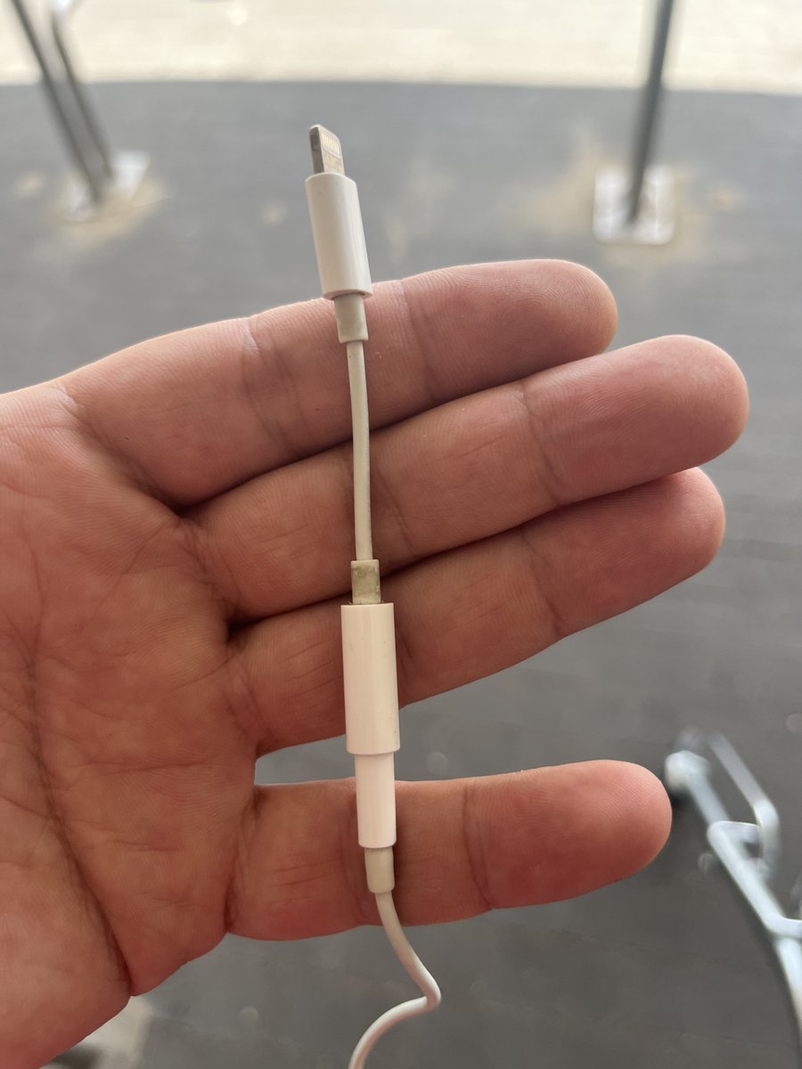 cikoria's tweet image. Nem is tudom hány év óta először: mindkét fülesem🎧 lemerült, és mint az állatok, egy átalakítós darabot kell használnom.  #helló2000