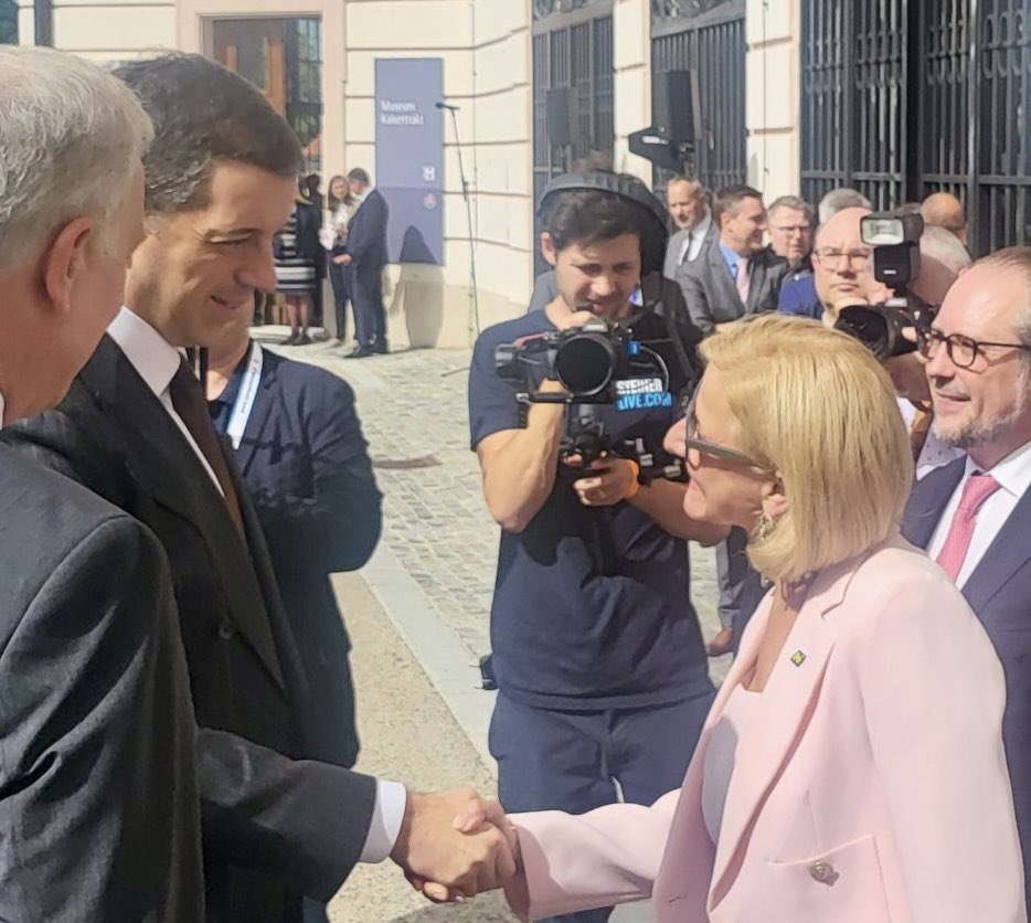 MFASerbia's tweet photo. Minister @markodjuric arrived to Göttweig, where he was welcomed by @a_schallenberg and Johanna Mikl-Leitner, Gov. of Lower🇦🇹.

Together w/ #EU FMs of the "Friends of the #WesternBalkans" group and #WB representatives, he is participating in the 28th Wachau EU Forum 2024.
#EFW24 https://t.co/5liHWbbFqV