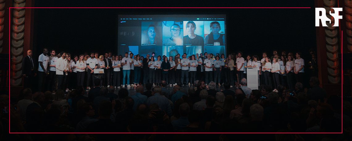 La soirée hommage à Christophe Deloire, secrétaire général de RSF, décédé le 8 juin, a réuni 1000 personnes au Théâtre libre à Paris. Un grand nombre de personnalités ont salué ses combats pour la liberté de la presse &amp; le droit à l’information. 👇rsf.org/fr/hommage-à-c…