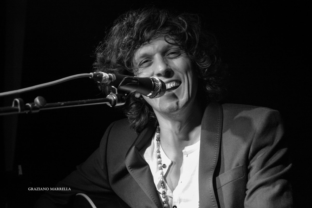impressioni61's tweet photo. Ermal Meta Remastered 2017
Dublino Grand Social 10 Novembre. 

Aspettando il prossimo tour che partirà da Crema, rispolvero scatti del passato, alcuni sono inediti.
[ Mini album fotografico su Facebook ]

#ErmalMetaRemastered2017 
#ErmalMeta #ILupiDiErmal #dublin
#Hitweek https://t.co/liGM0D6Hk3