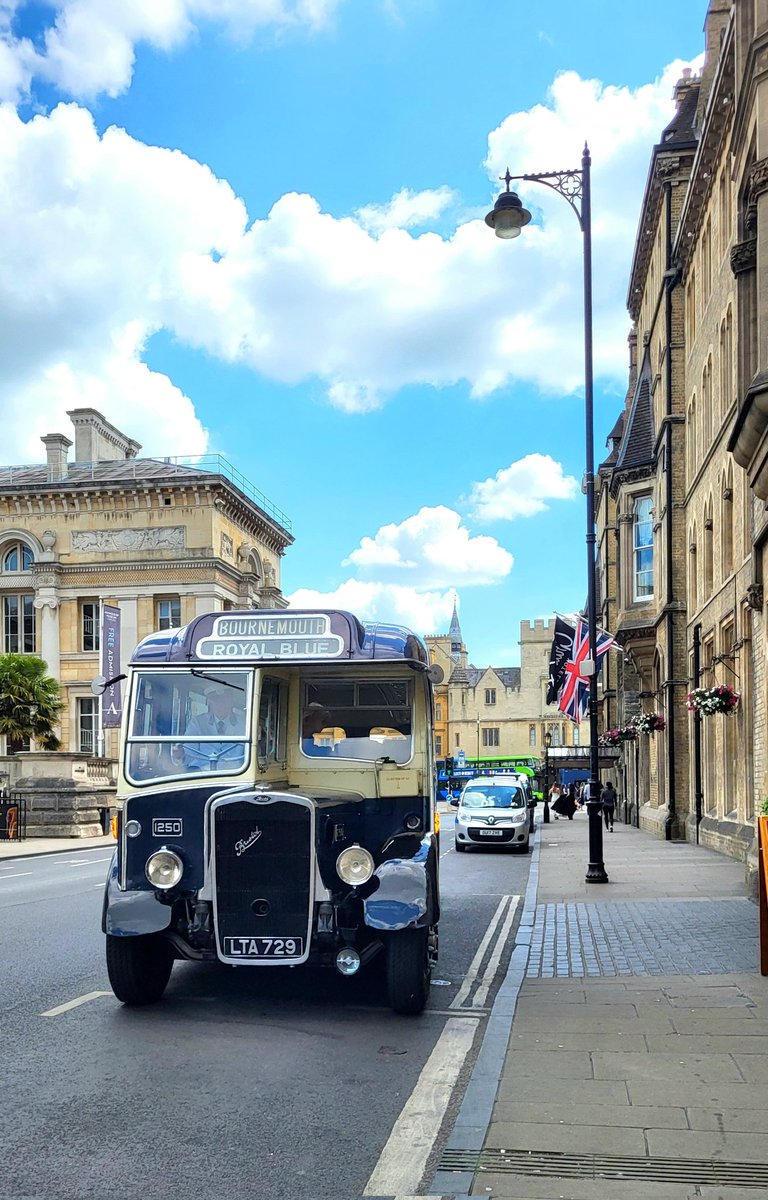 #RoyalBlueRun24 Coaches are now passing through #Oxford in glorious sunshine.