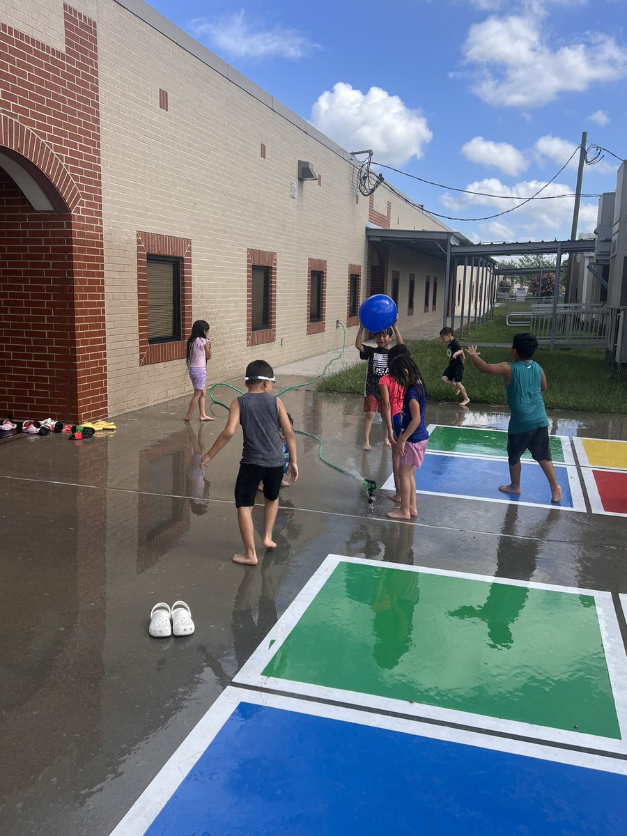 MsDerbigney's tweet photo. Today is water day at Camp Kujawa! @jthomas_stovall @MrAmes_  @Ms_anatoledo  @aldineisd #powerofprimarysle @kujawa_primary https://t.co/jrUub9novr