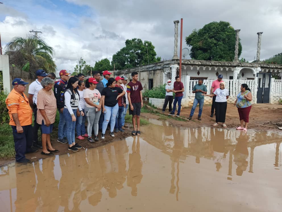 SSC_BOLIVAR's tweet photo. Un equipo multidisciplinario dirigido por la primera dama @YajairaApsuv se trasladó hasta #VillaBahía en #PZO para evaluar los daños causados por las lluvias, la cual dejó 31 familias afectadas. 
El gobernador @amarcanopsuv instruyó atender integralmente a las 115 personas. https://t.co/n18x5yFSfQ