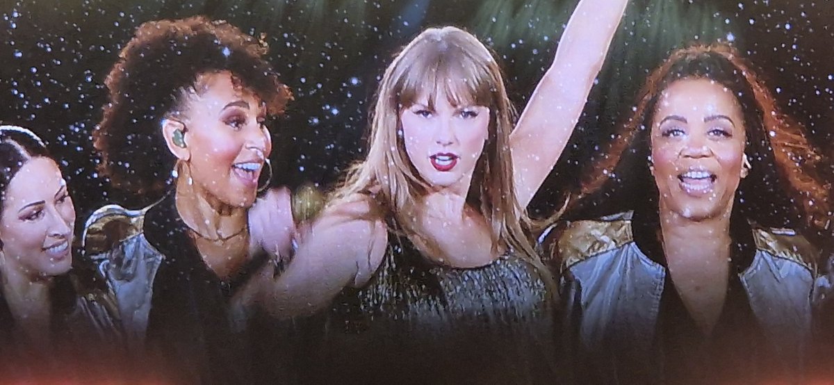 GinaBalicki's tweet photo. @taylorswift13 was an absolute icon to see in Cardiff! A real music queen ✨️💚 https://t.co/yZc380qb0v