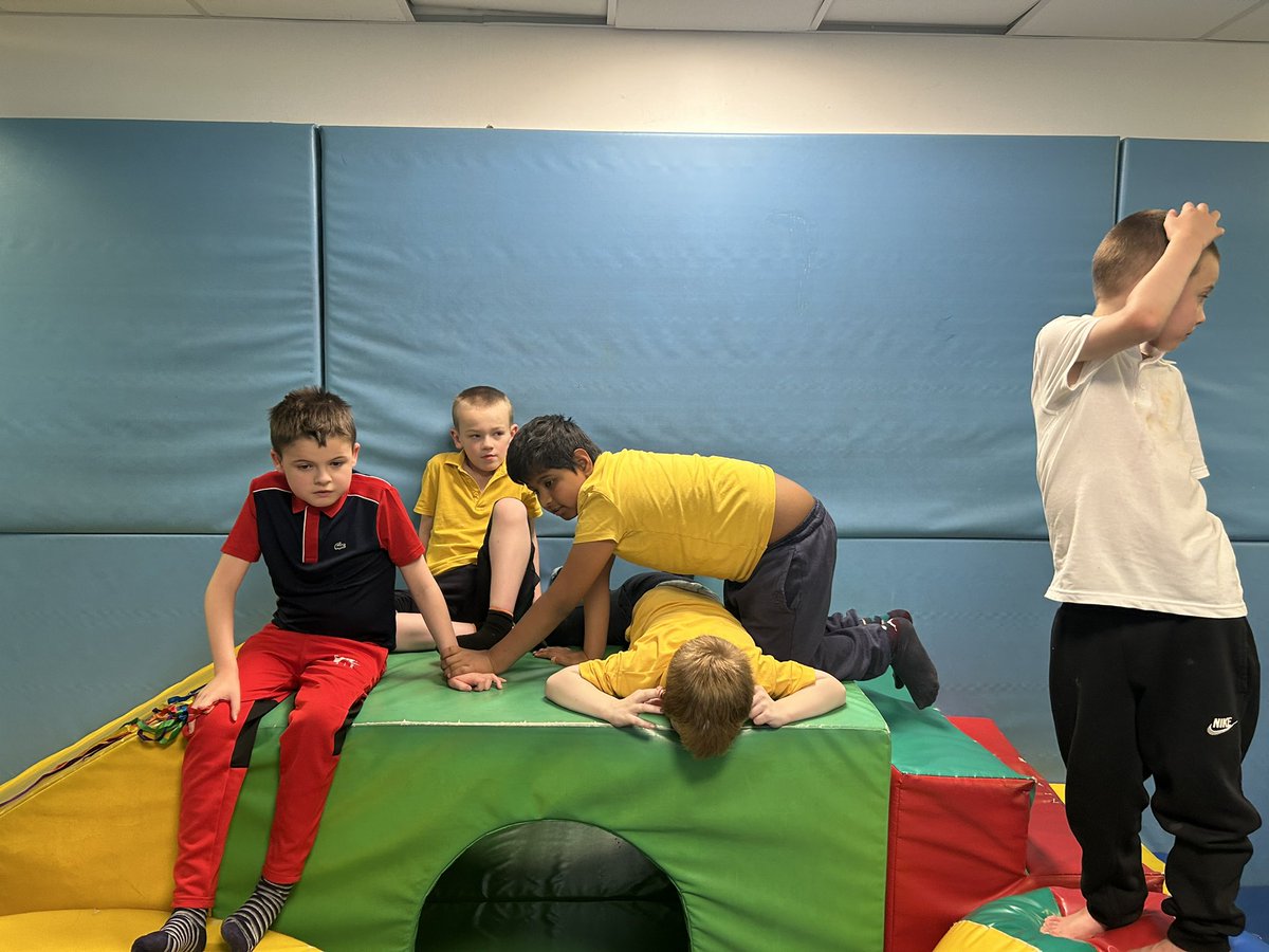 BroomleaPrimary's tweet image. We work well together 😄 #HollyHarmony #SchoolValues