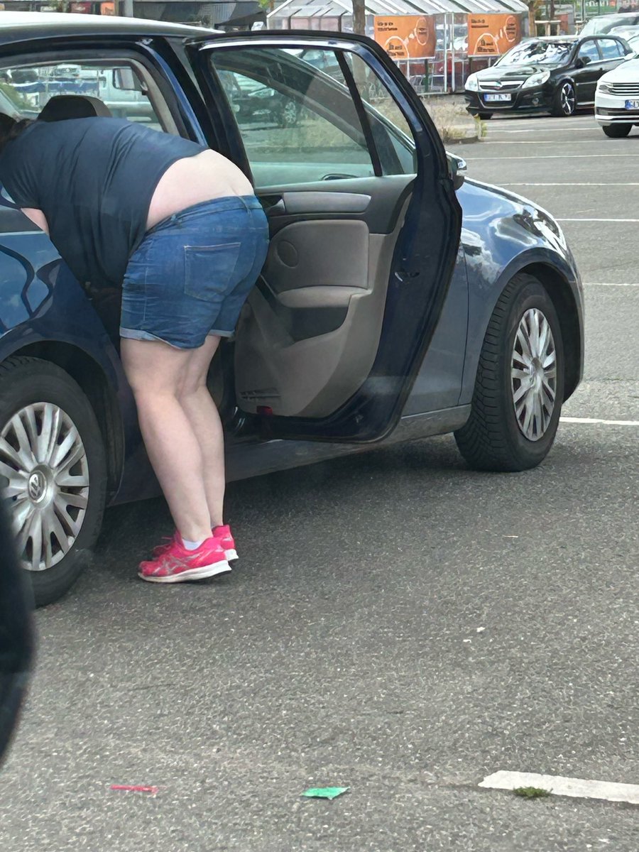 Schöne Arschritze bei den Autosaugern erwischt 👌🔥