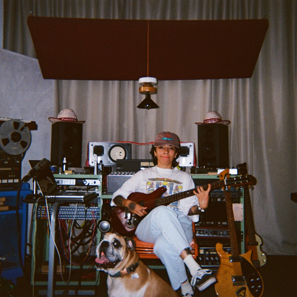 .<a href="/andrumedicen/">Andru</a>'s debut album "las cosas que quiero recordar" is a love letter to the places and moments she wants to cherish forever 💌 Listen now: andru.ffm.to/lascosasquequi…