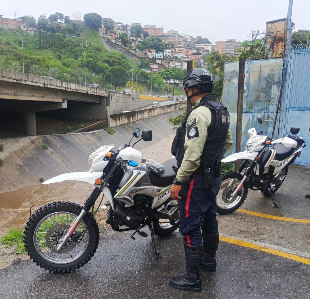 Ante las  registradas desde la madrugada de hoy nuestros funcionarios realizan el monitoreo de la rivera del río Guaire y sus afluentes dando cumplimiento al Plan de Alerta Temprana establecido por <a href="/MIJP_Vzla/">MPPRIJP</a>  para la prevención de daños y perdidas materiales.
#ServiryProtegerPMS