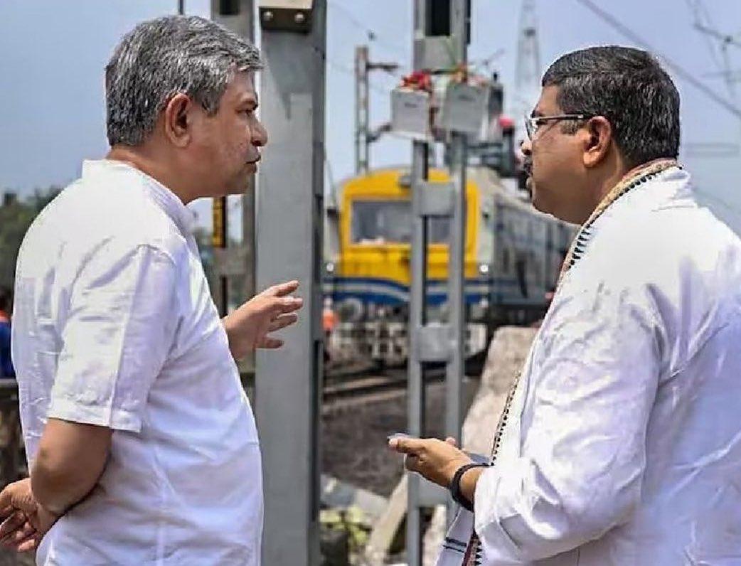 RoflGandhi_'s tweet photo. Dekh bhai, paper jaisa marzi bana, lekin reel HD hi honi chahiye. https://t.co/LZwivPGEgM