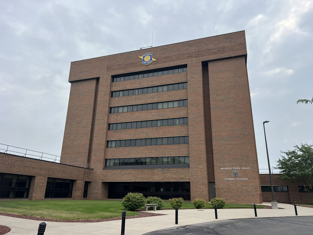 XDAFoundation's tweet image. It’s always our pleasure to help develop a principle of a better social interaction between Law Enforcement and Autistic Community as here today we did at the @MichStatePolice Training Academy. 

Autism has trouble coping with loud sirens 🚔 bright strobing 🚨 lights / Uniform 👮‍♂️