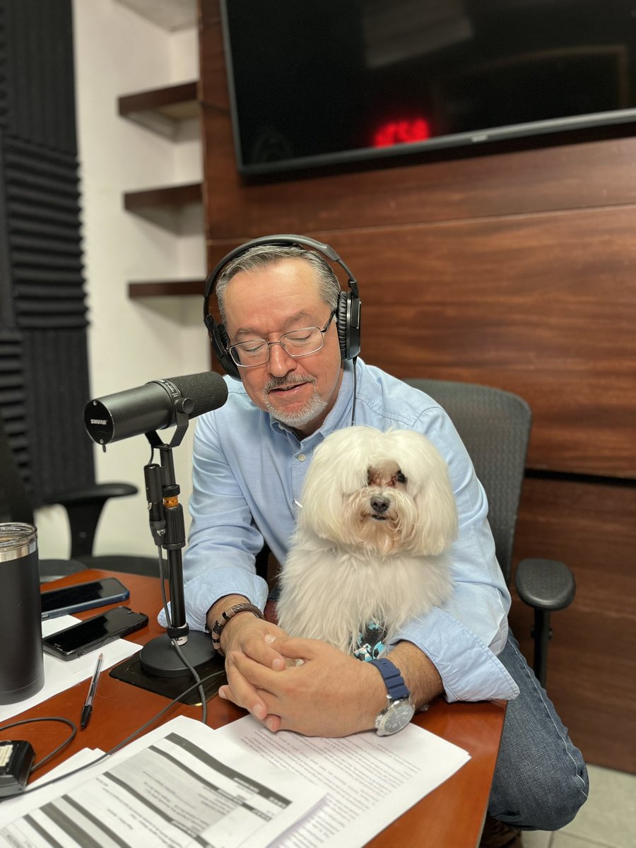 Luca vino a entrevista el día de llevar a tu perrito al trabajo 🐶