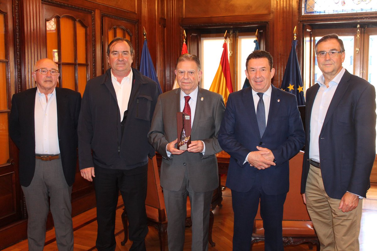 @aytoviedo (@aytoviedo) on Twitter photo 🧹🥈 El alcalde de Oviedo,<a href="/canteli_alfredo/">Alfredo Canteli</a> ha recibido esta mañana una nueva Escoba de Platino por la gestión en la recogida de los residuos y por la limpieza viaria.
oviedo.es/-/el-ayuntamie… 🧹🥈 El alcalde de Oviedo,<a href="/canteli_alfredo/">Alfredo Canteli</a> ha recibido esta mañana una nueva Escoba de Platino por la gestión en la recogida de los residuos y por la limpieza viaria.
oviedo.es/-/el-ayuntamie…