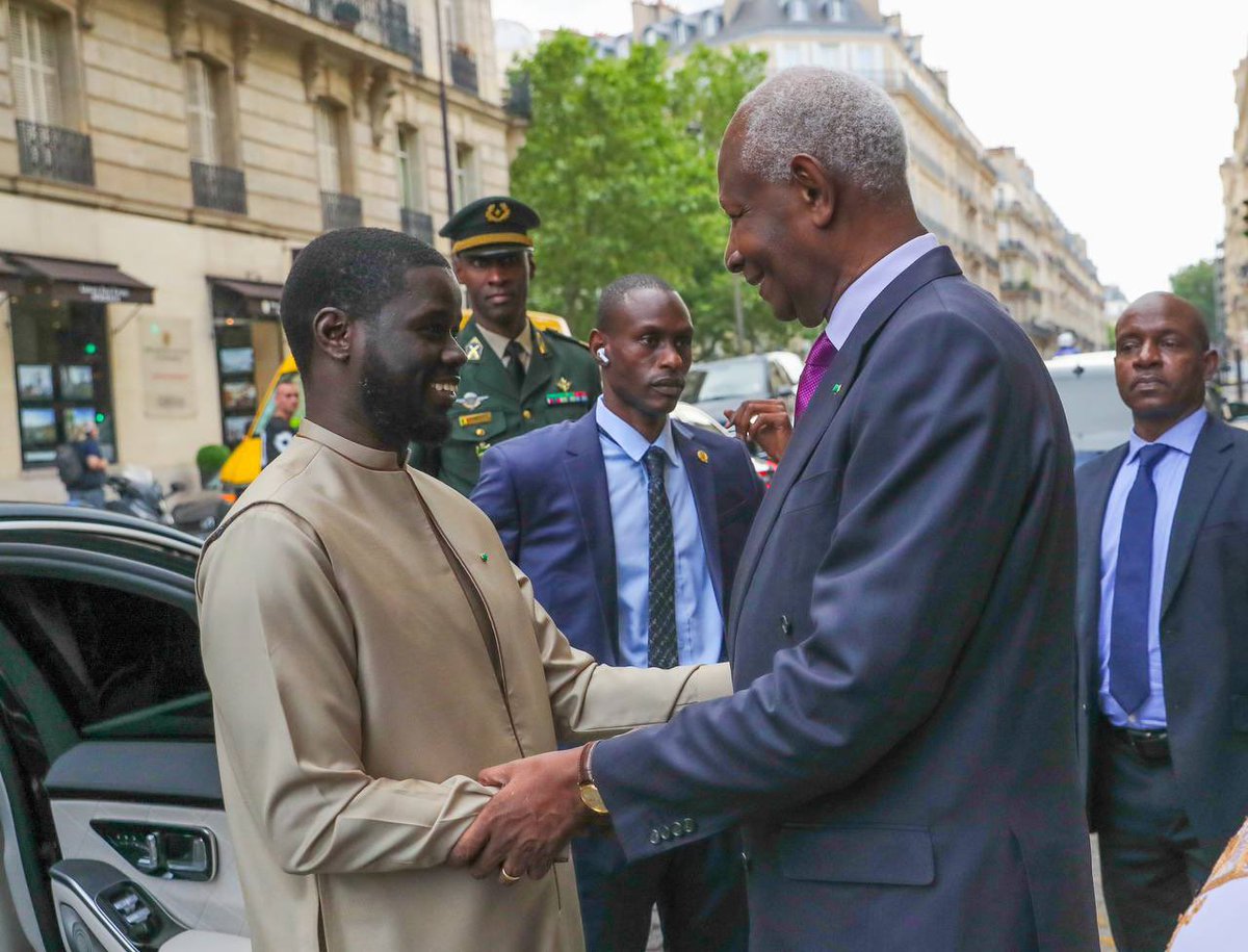 En marge de mon séjour à Paris, j'ai rendu visite au Président Abdou Diouf avec qui j'ai eu un riche entretien. 

Je remercie le Président Diouf et sa famille pour l'accueil chaleureux qu'ils m'ont réservé. 

Je prie Allah de lui prêter longue vie et bonne santé afin qu'il