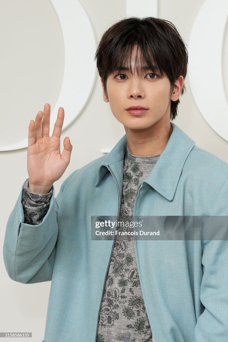 cattyunie's tweet photo. cleared the getty image curse he's so stunning https://t.co/GQ4QeqTPmc