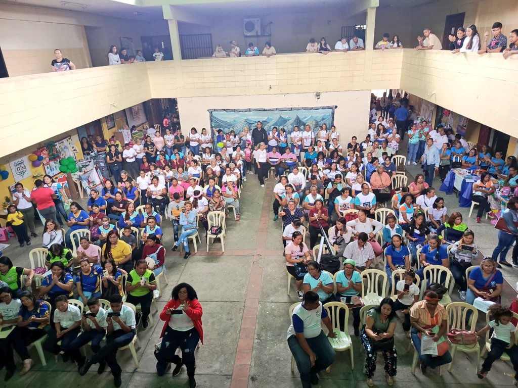 CDCEAragua's tweet photo. Así continúan las actividades del Congreso Pedagógico Municipal Santiago Mariño "La Escuela cómo epicentro de la calidad educativa".
#DeLaManoConMaduro
@NicolasMaduro 
@_LaAvanzadora 
@MPPEDUCACION 
@LeiraSuarezPsuv 
@Soykarinacarpio https://t.co/2UgakLFleW