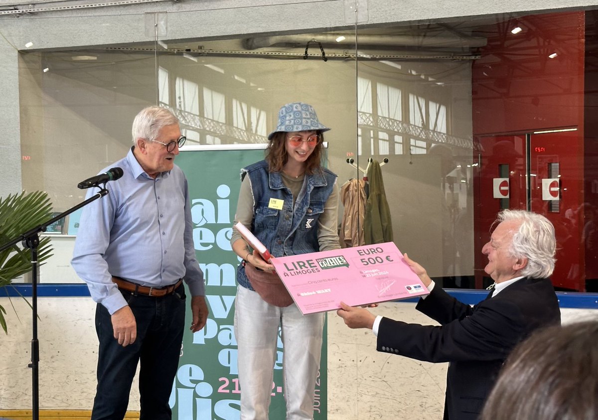 Remise du prix Cazettes à Chloé Wary pour sa BD "Rosigny Zoo" paru aux éditions <a href="/editionsFLBLB/">Éditions FLBLB</a>. Bravo! Félicitations!