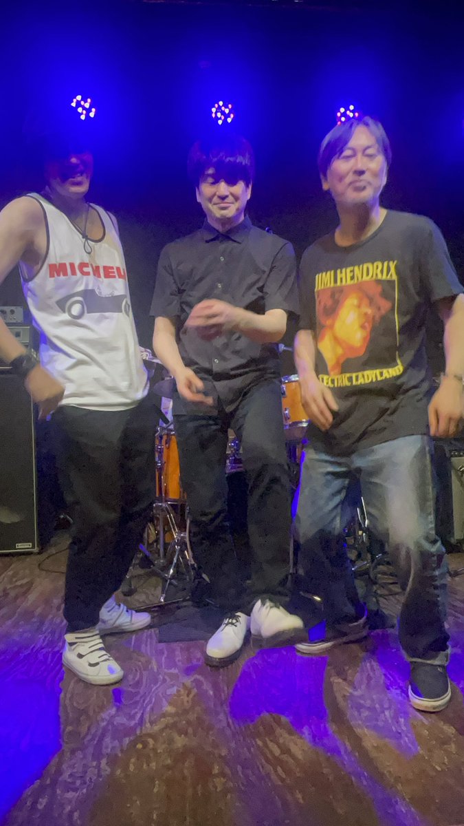 keichan238's tweet photo. 久し振りのAnthonyさん🥰ライヴ楽しかった‼️😆淳さんと亮さんのMCも面白過ぎた😂仕事早上がりして行った甲斐あった‼️OpenギリギリだったけどAnthonyさんの真ん前Get🥰今日は珍しくメガネAnthonyさん👓写真はAnthonyさんのおふざけ😂
#山田Anthonyサトシ
#松本淳
#渡辺亮
#JunRyosession
#御苑サウンド https://t.co/aRTHJVMkqd