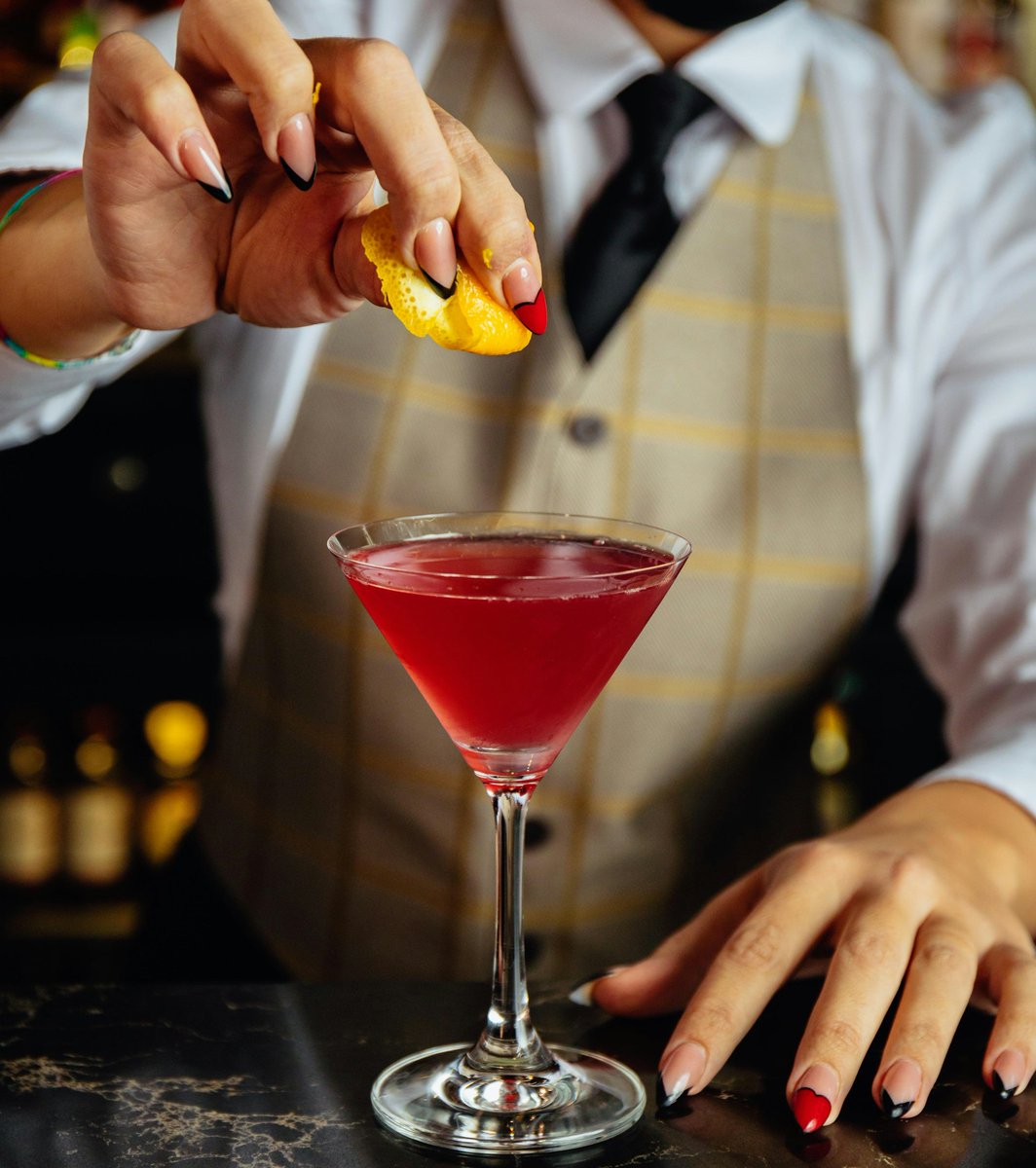 Let’s get the weekend started with a Cosmo in hand!🍸

Cocktail Quiz: Do you know the ingredients of a Cosmopolitan? 🤔