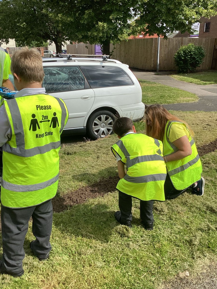 HaltonHousing's tweet photo. Today, St Gerard's students joined us to transform Margaret Court by planting 'Bee Bombs' and veggie seeds. They had a blast playing 'Bee Bomb Bash'! Big thanks to the Environmental Services Team and the students for their hard work. 💜

https://t.co/s3PMTX8cll https://t.co/wgYzs1tKlS