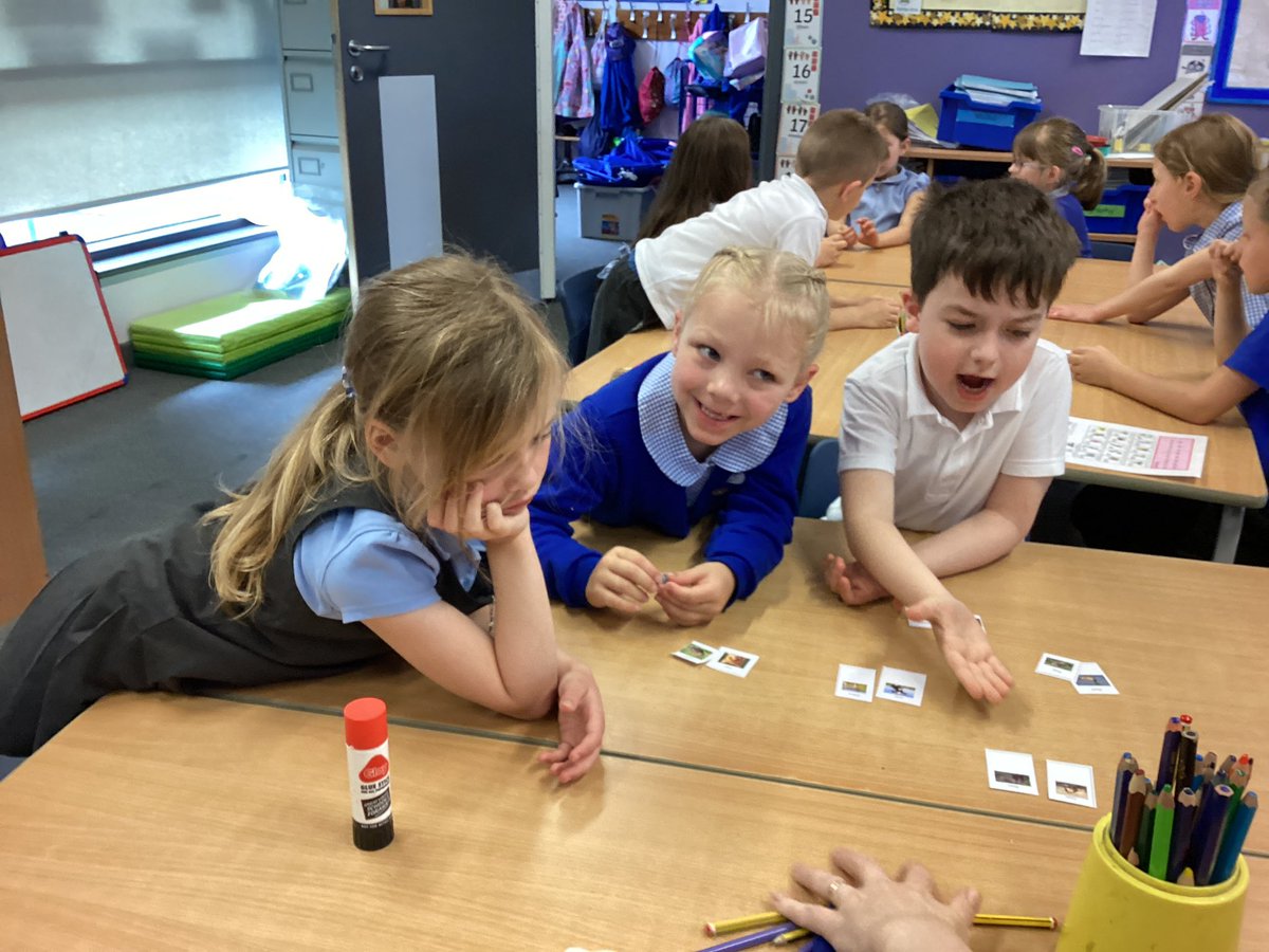 HighViewY1's tweet photo. We started our learning about classification and we can put animals into their specific groups.  We had a lot of discussion about which group they belong in and how we know. https://t.co/howQ8DQHJE
