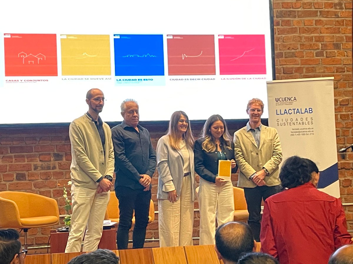 Que lindo estuvo el lanzamiento de "La Ciudad se Mueve Así" sobre #MovilidadSostenible. El libro más reciente de la colección #CiudadesSustentables de <a href="/Llactalab/">Llactalab</a> con la colaboración de más de 40 autores. Gracias totales <a href="/FAUC_UCUENCA/">Facultad de Arquitectura y Urbanismo UCuenca</a> <a href="/udecuenca/">UCuenca</a> #Cuenca