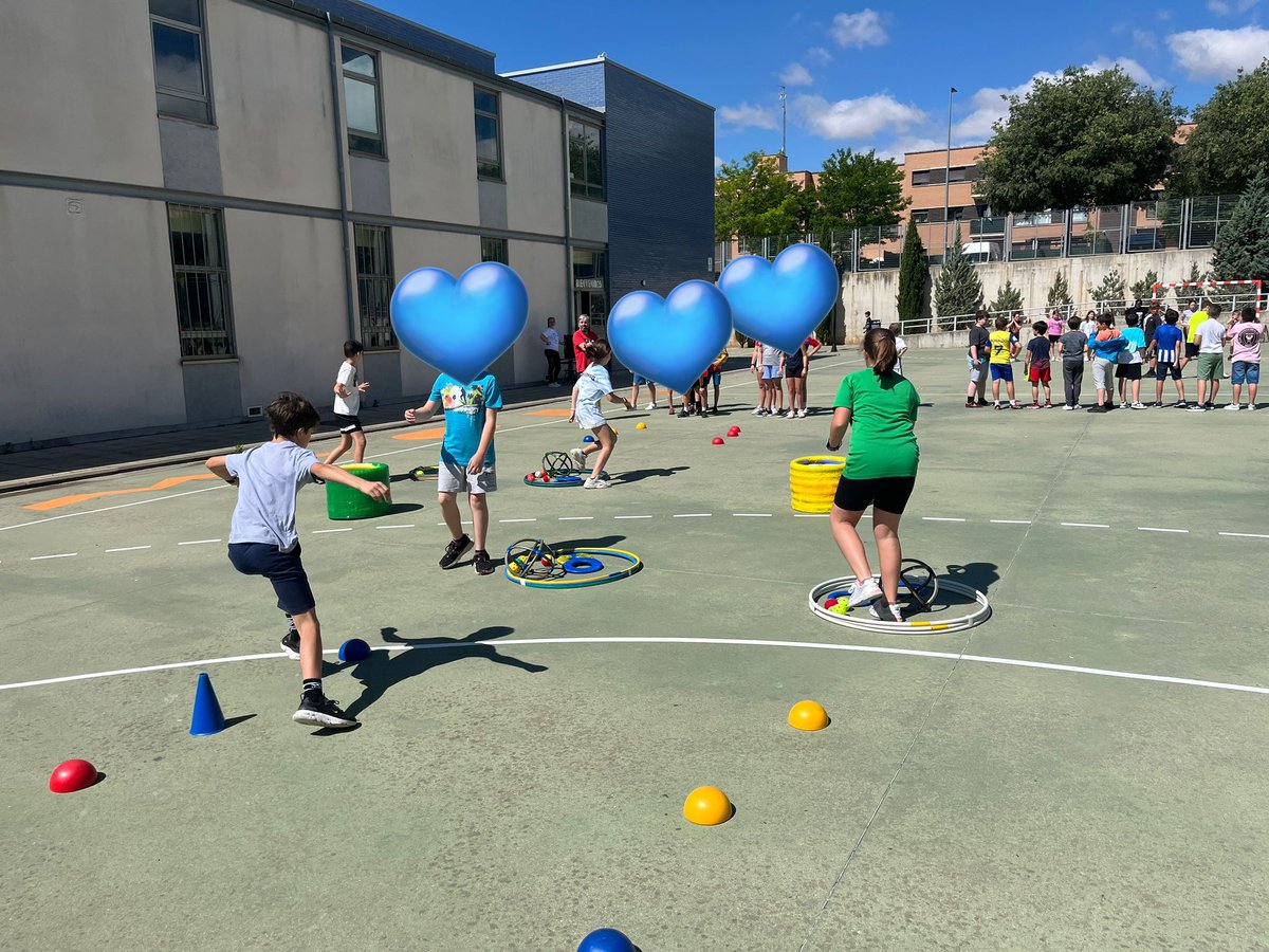 CEIPRaimundo's tweet photo. Hoy como ya es tradicional en @CEIPRaimundo despedimos el curso 23/24 con una #Gymkana en la que participa todo el colegio 👏🏼👏🏼
Mayores y pequeños 👨👦👩👦disfrutan juntos del #FinalDeCurso
Muchas gracias al Equipo de Ed. Física 👍🏼
Feliz Verano a tod@s
@educacyl
#SoyDelRaimundo https://t.co/tz9LfoC3i9