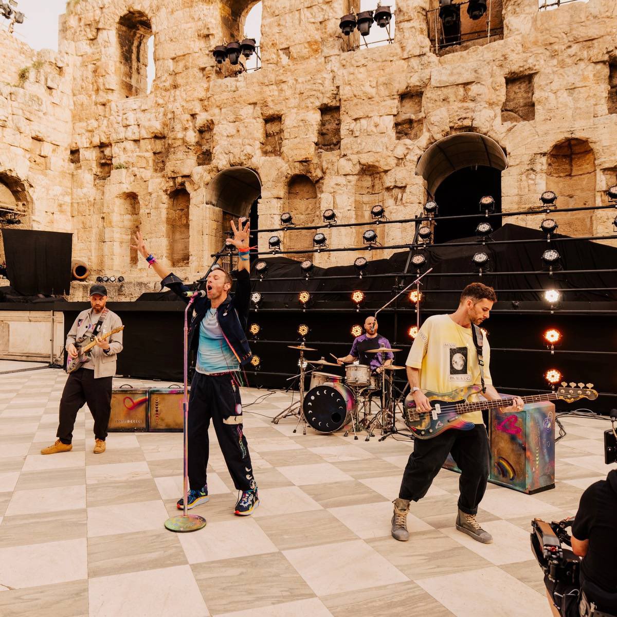 coldcharts's tweet image. .@Coldplay's "feelslikeimfallinginlove" on iTunes:

#1. Ireland (+14) *new peak*
#1. Netherlands (NEW)
#1. Paraguay (NEW)

— 19 #1's so far.