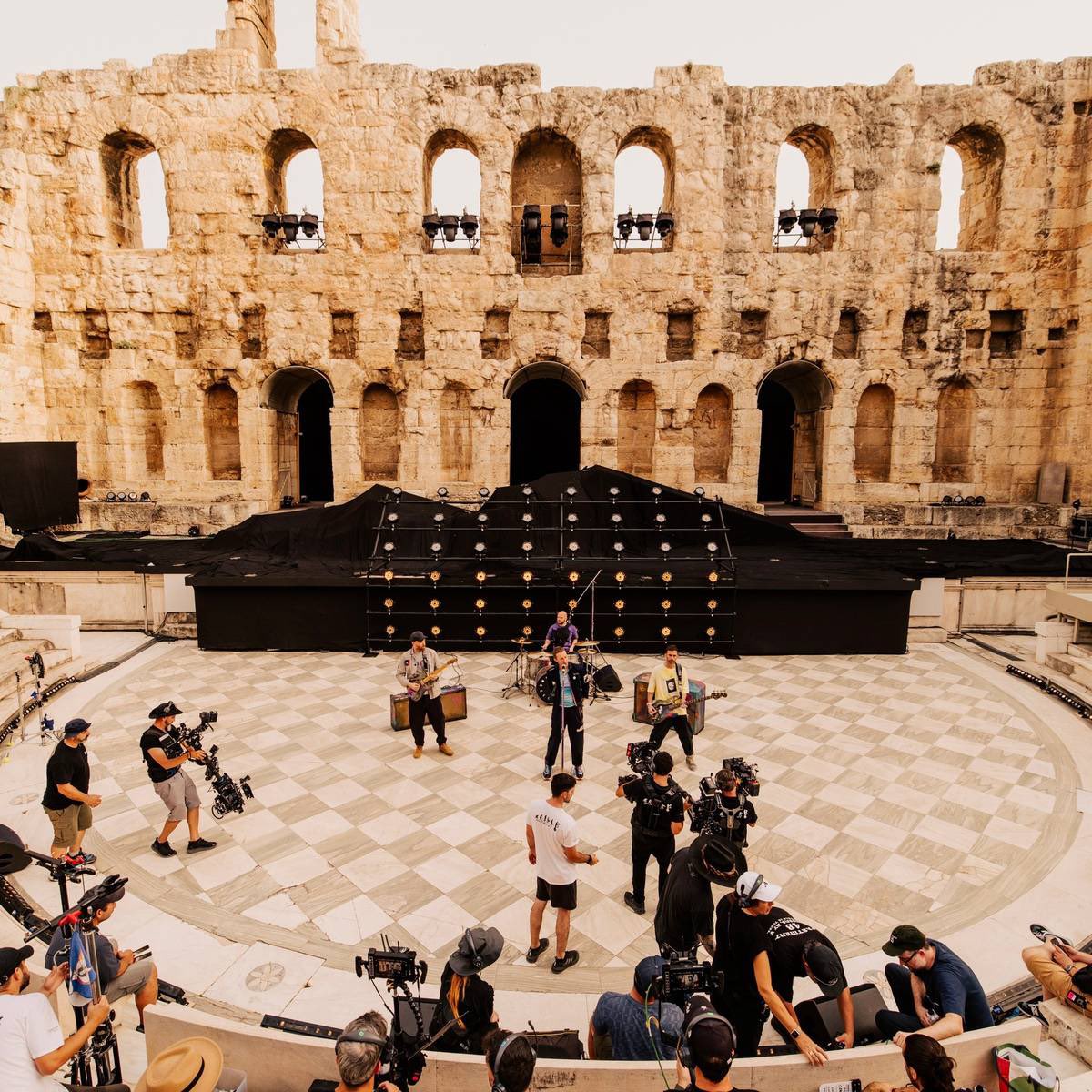 coldcharts's tweet image. .@Coldplay's "feelslikeimfallinginlove" on iTunes:

#1. Ireland (+14) *new peak*
#1. Netherlands (NEW)
#1. Paraguay (NEW)

— 19 #1's so far.