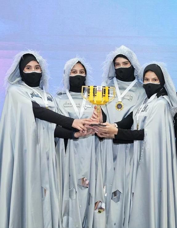 ممثلاً للوطن يشارك فريق "أوتوميتات الجزري" كل من الطالبات:
 🥇غنى رائد نجدي
 🥇دانة سمير عسيلان
 🥇زينة محمد فضل
 🥇لمار أحمد رزق
من مدارس الغراء الأهلية بـ  #تعليم_المدينة_المنورة والفائز   بالمركز الأول على المستوى الوطني، في المنافسات النهائية على مستوى #العالم في #FIRST2024