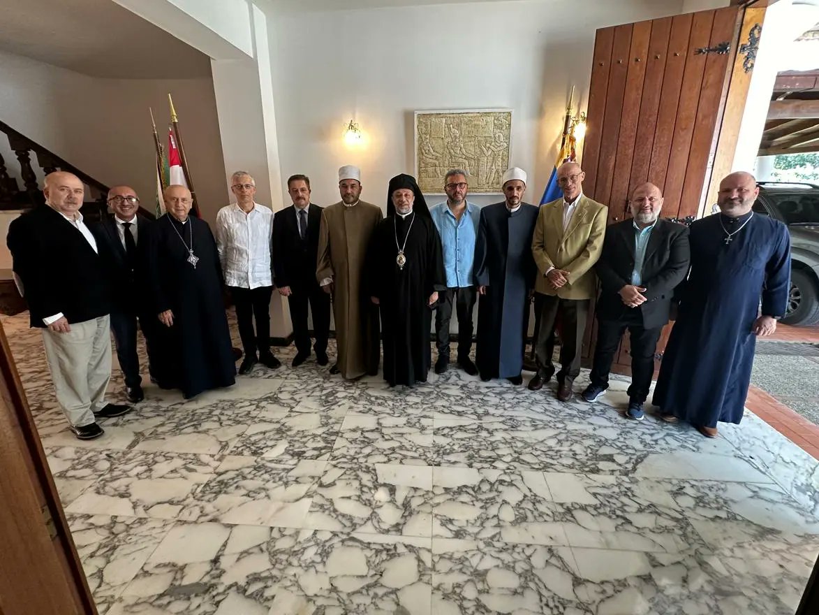 CairotaenCcs's tweet photo. #17junio

Tuve el honor de recibir las felicitaciones de los clérigos islámicos y cristianos, Honorables Miembros del Cuerpo Diplomático y amigos con motivo del bendito Eid Al-Adha. 

#Venezuela #Caracas #eidaladha #EmbajadadeEgipto #EmbajadadeEgiptoenVzla https://t.co/eKighsgBNJ
