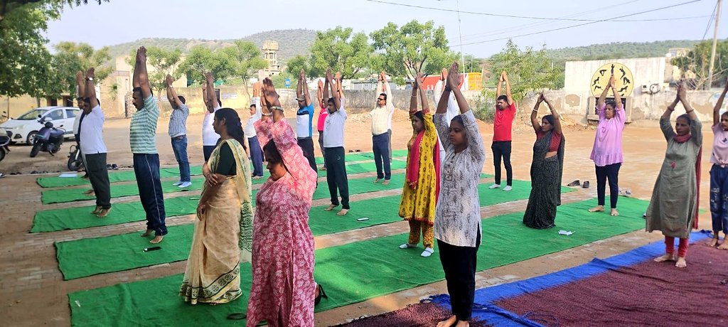 Hanumansankhla2's tweet image. #CSC_SILORA द्वारा आज सिलोरा मे यौगोत्सव मनाया गया ओर  क्षेत्रवासियो हे बड़ चढ़ कर हिस्सा लिया
@PMOIndia
@narendramodi
@mpbhagirathbjp
@_DigitalIndia
@CSCegov_
@csc_ceo
@RJCSCRAJASTHAN
#internationalyogaday2024
#CSCPEYOGA