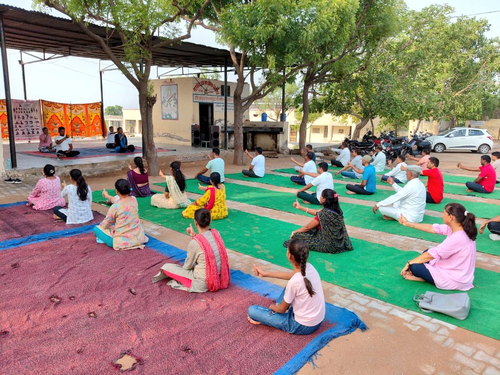 Hanumansankhla2's tweet image. #CSC_SILORA द्वारा आज सिलोरा मे यौगोत्सव मनाया गया ओर  क्षेत्रवासियो हे बड़ चढ़ कर हिस्सा लिया
@PMOIndia
@narendramodi
@mpbhagirathbjp
@_DigitalIndia
@CSCegov_
@csc_ceo
@RJCSCRAJASTHAN
#internationalyogaday2024
#CSCPEYOGA