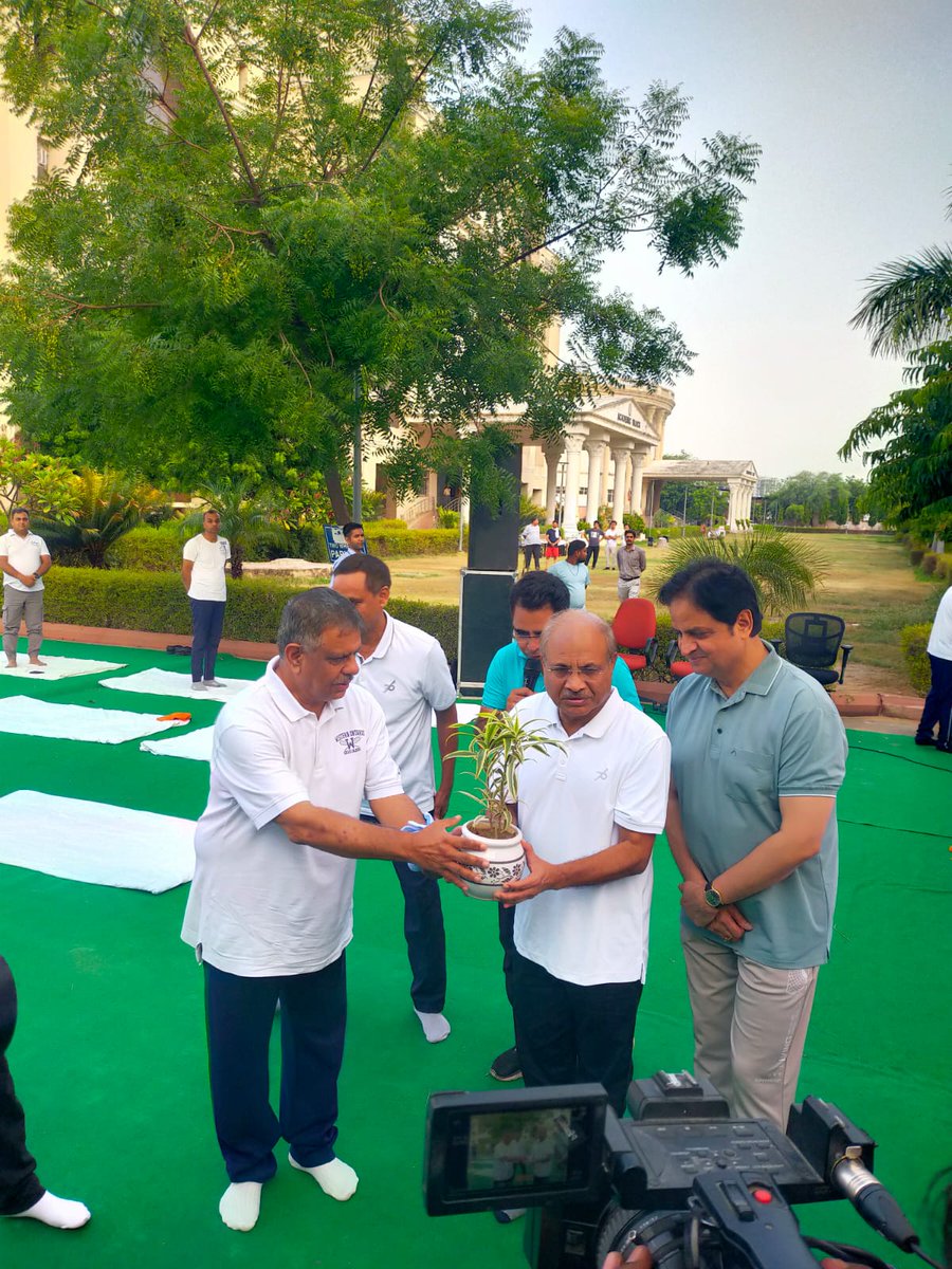 nhm_rajasthan's tweet photo. #internationalyogaday #21June 
चिकित्सा मंत्री श्री गजेन्द्र सिंह खींवसर ने #RUHS परिसर में आयोजित कार्यक्रम में किया योगाभ्यास
कहा, प्राणायाम, ध्यान, योगासन आदि से हमारी आंतरिक शक्ति मजबूत होती है, ऊर्जा का संचार होता है। हर व्यक्ति को योग को अपनी दिनचर्या का हिस्सा बनाना चाहिए https://t.co/TX9yyEduJv